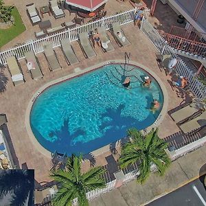 Carlton House Motel And Suites